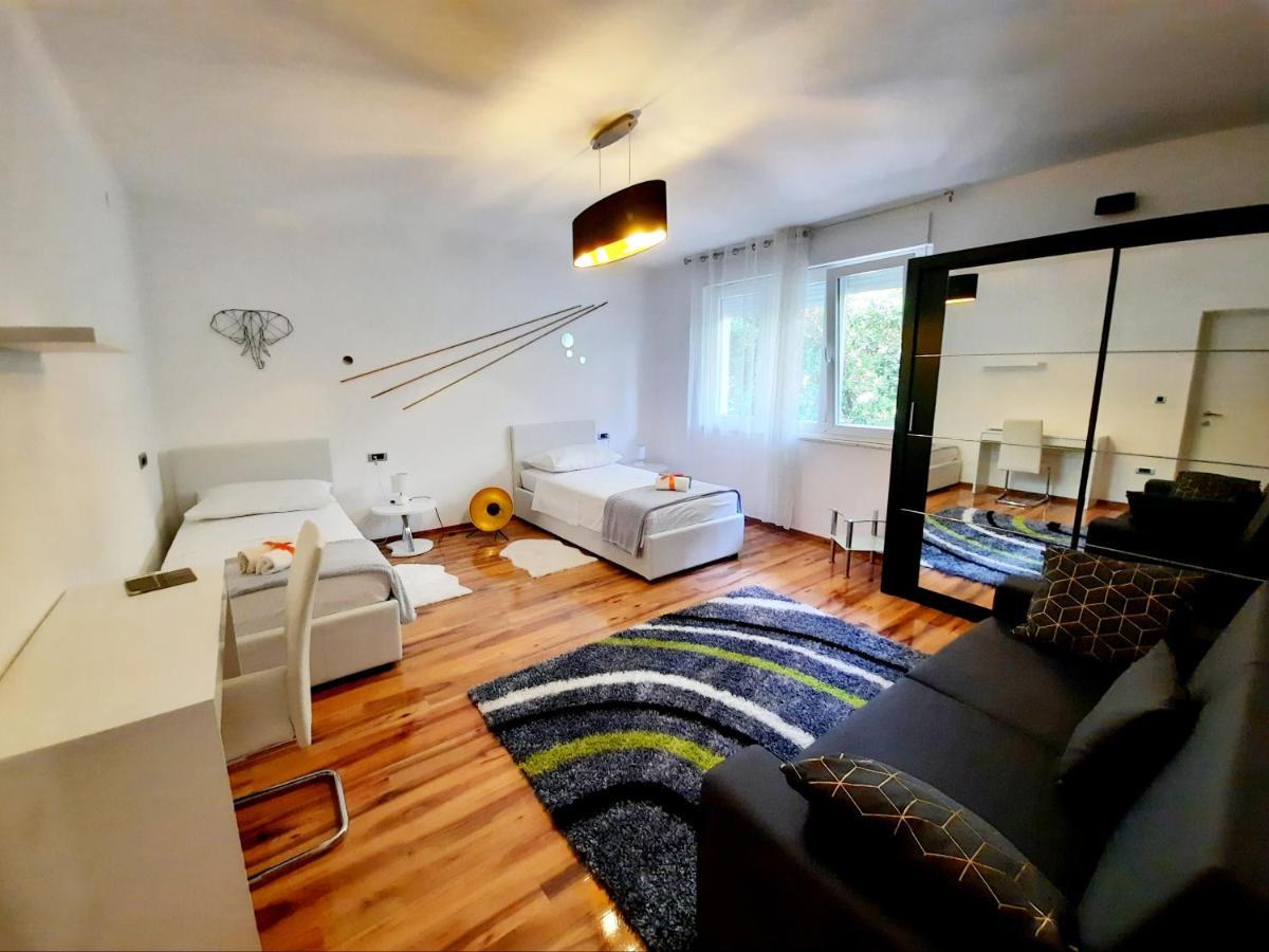 Split Symphony Veranda: Modern, New Apartment Екстер'єр фото