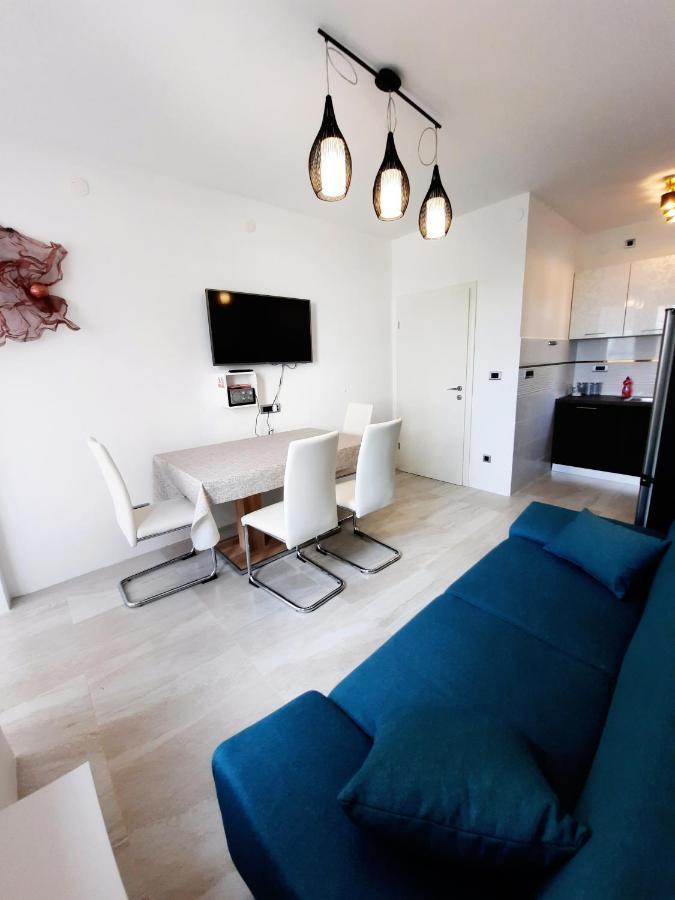 Split Symphony Veranda: Modern, New Apartment Екстер'єр фото