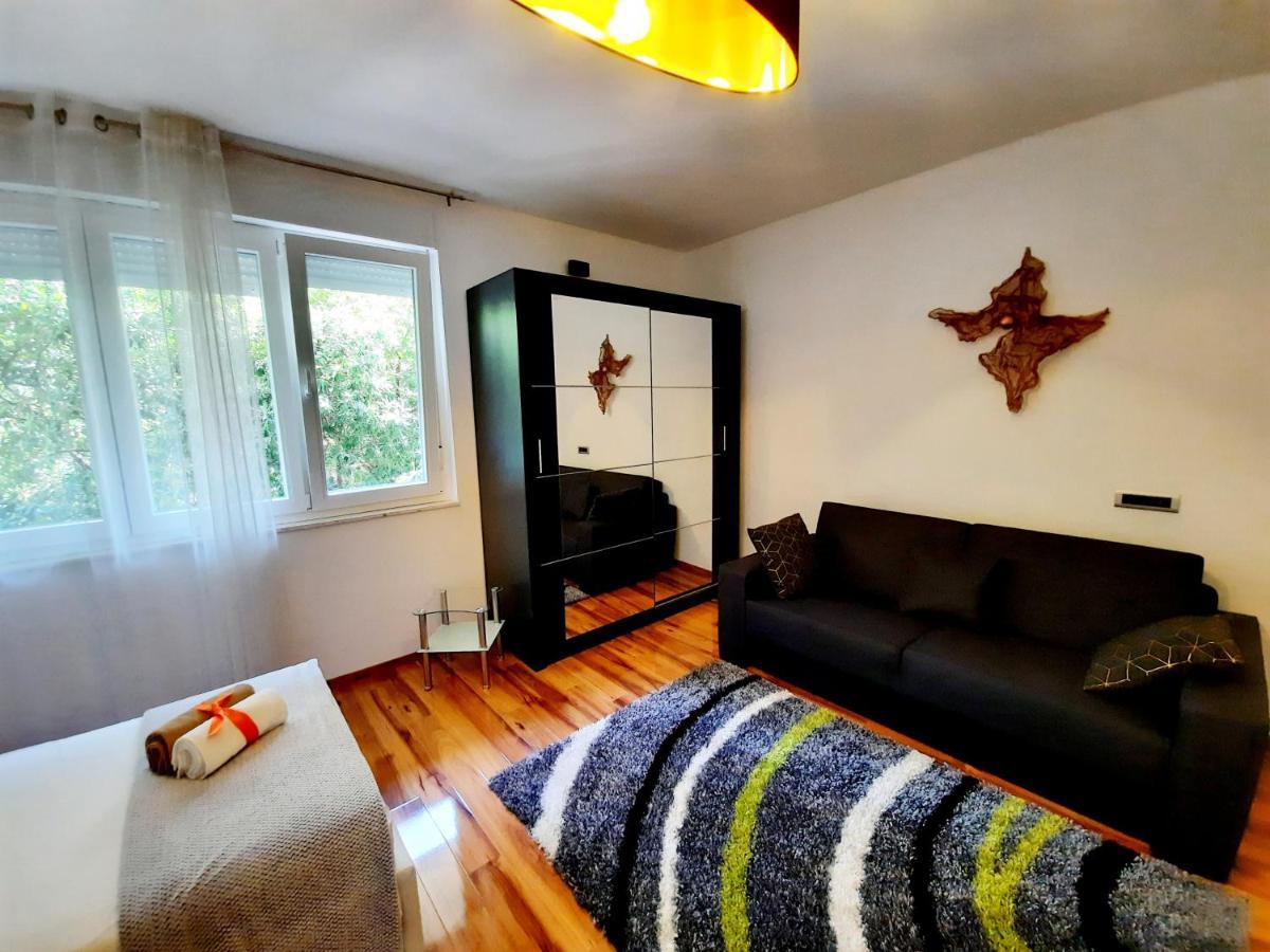 Split Symphony Veranda: Modern, New Apartment Екстер'єр фото