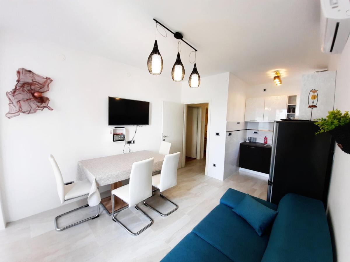 Split Symphony Veranda: Modern, New Apartment Екстер'єр фото