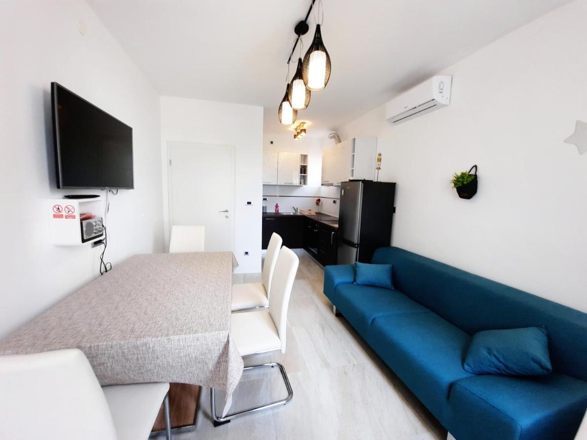 Split Symphony Veranda: Modern, New Apartment Екстер'єр фото