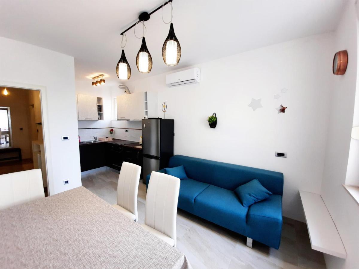 Split Symphony Veranda: Modern, New Apartment Екстер'єр фото