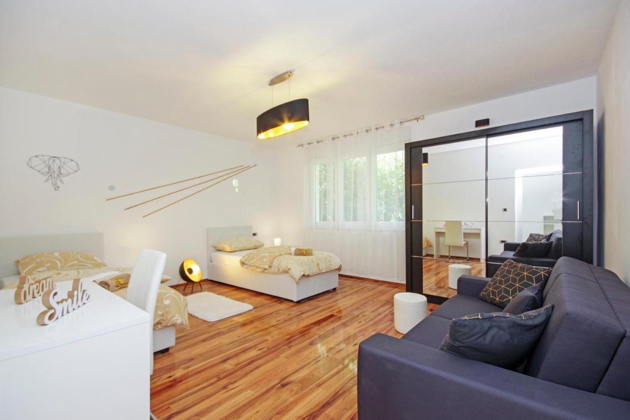 Split Symphony Veranda: Modern, New Apartment Екстер'єр фото