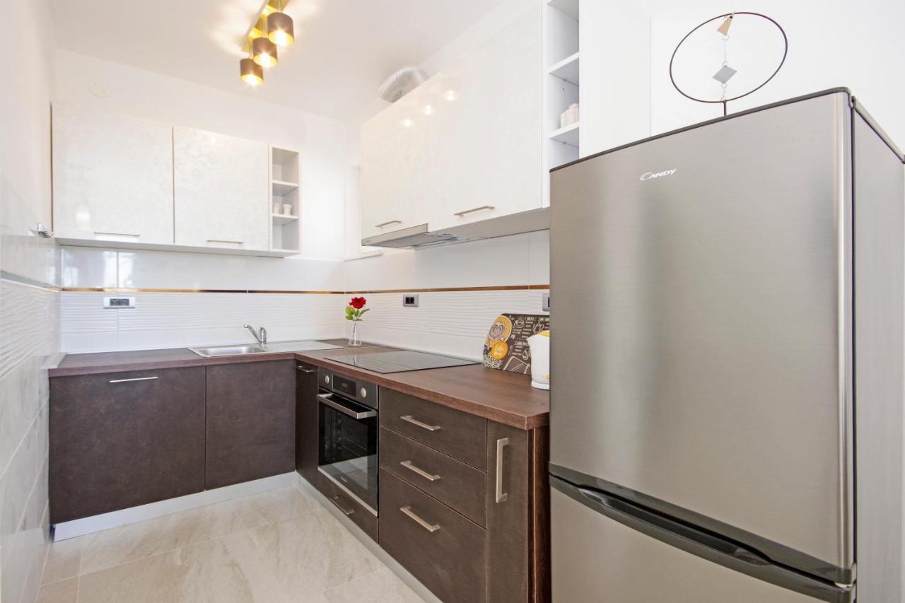 Split Symphony Veranda: Modern, New Apartment Екстер'єр фото