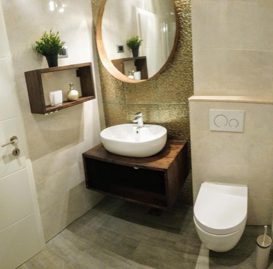 Split Symphony Veranda: Modern, New Apartment Екстер'єр фото