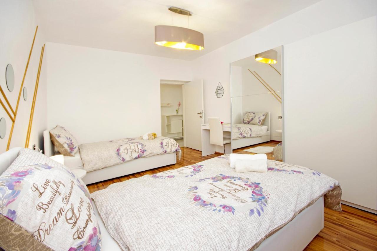 Split Symphony Veranda: Modern, New Apartment Екстер'єр фото