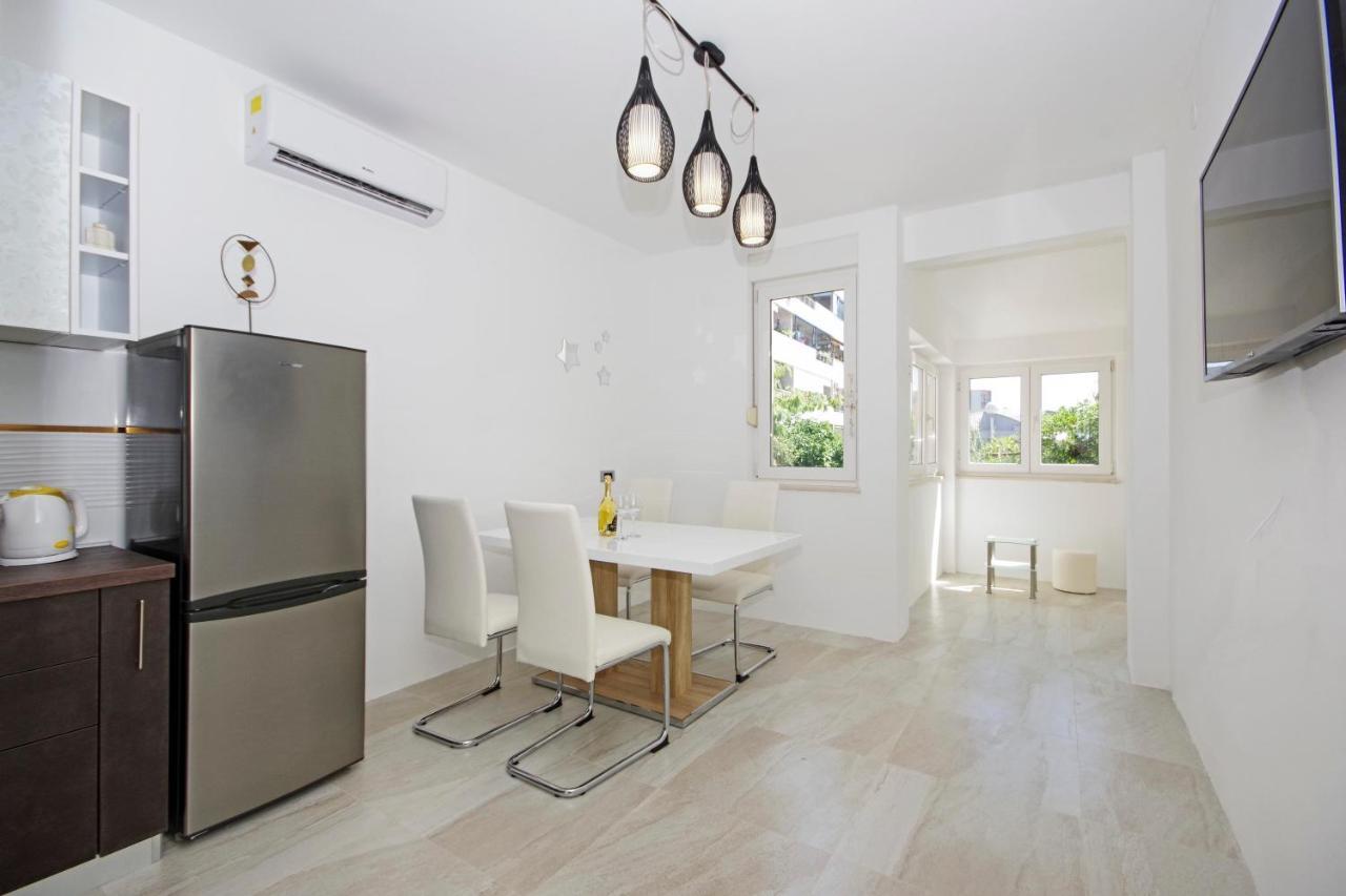 Split Symphony Veranda: Modern, New Apartment Екстер'єр фото