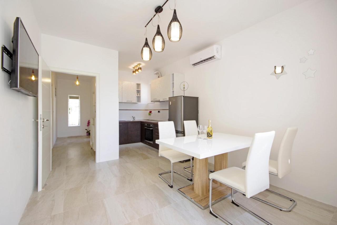 Split Symphony Veranda: Modern, New Apartment Екстер'єр фото