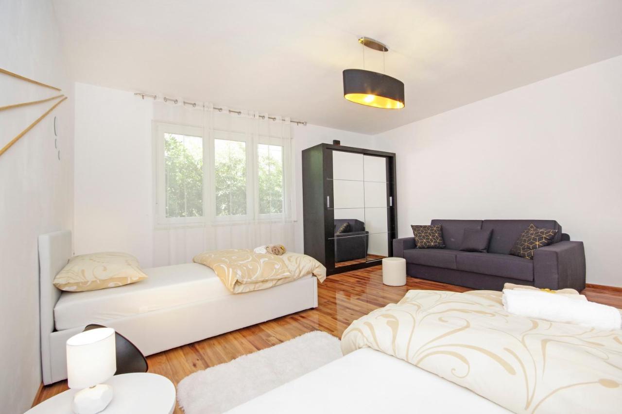 Split Symphony Veranda: Modern, New Apartment Екстер'єр фото