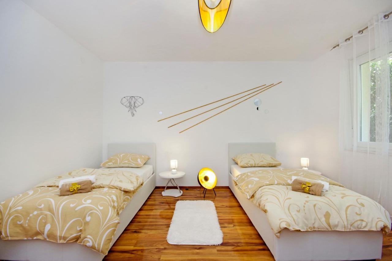 Split Symphony Veranda: Modern, New Apartment Екстер'єр фото