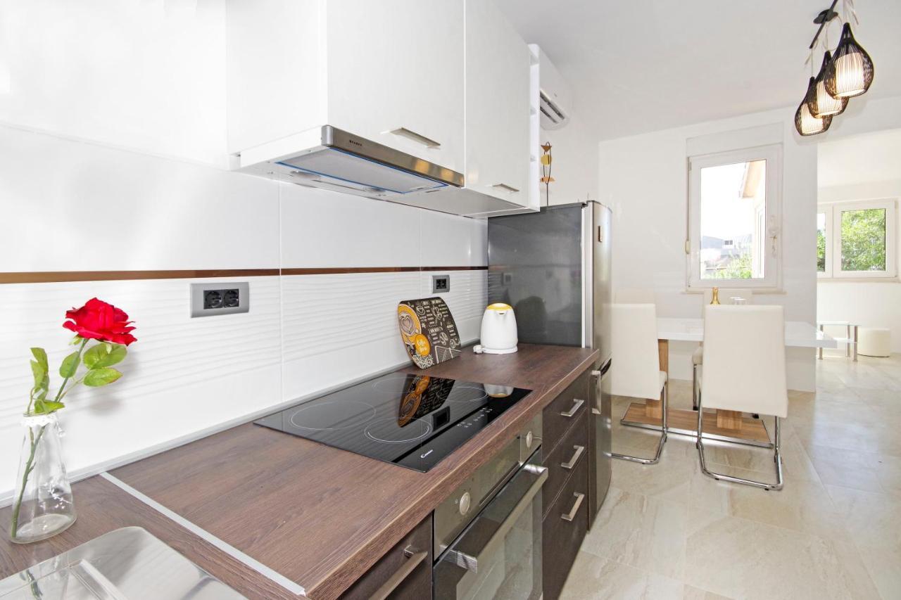 Split Symphony Veranda: Modern, New Apartment Екстер'єр фото