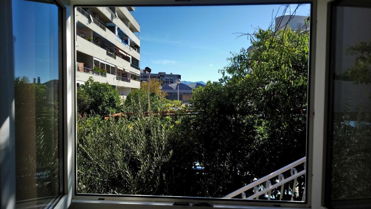 Split Symphony Veranda: Modern, New Apartment Екстер'єр фото