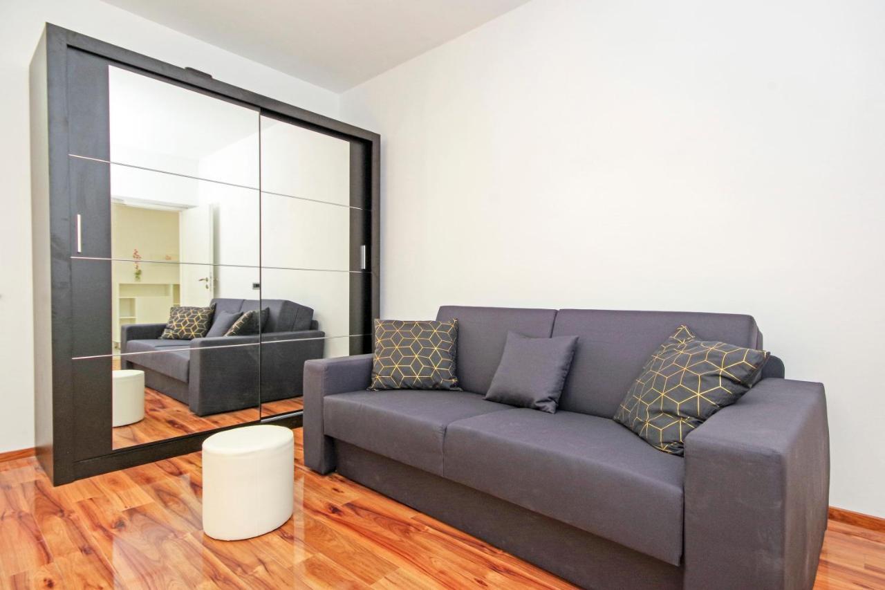 Split Symphony Veranda: Modern, New Apartment Екстер'єр фото